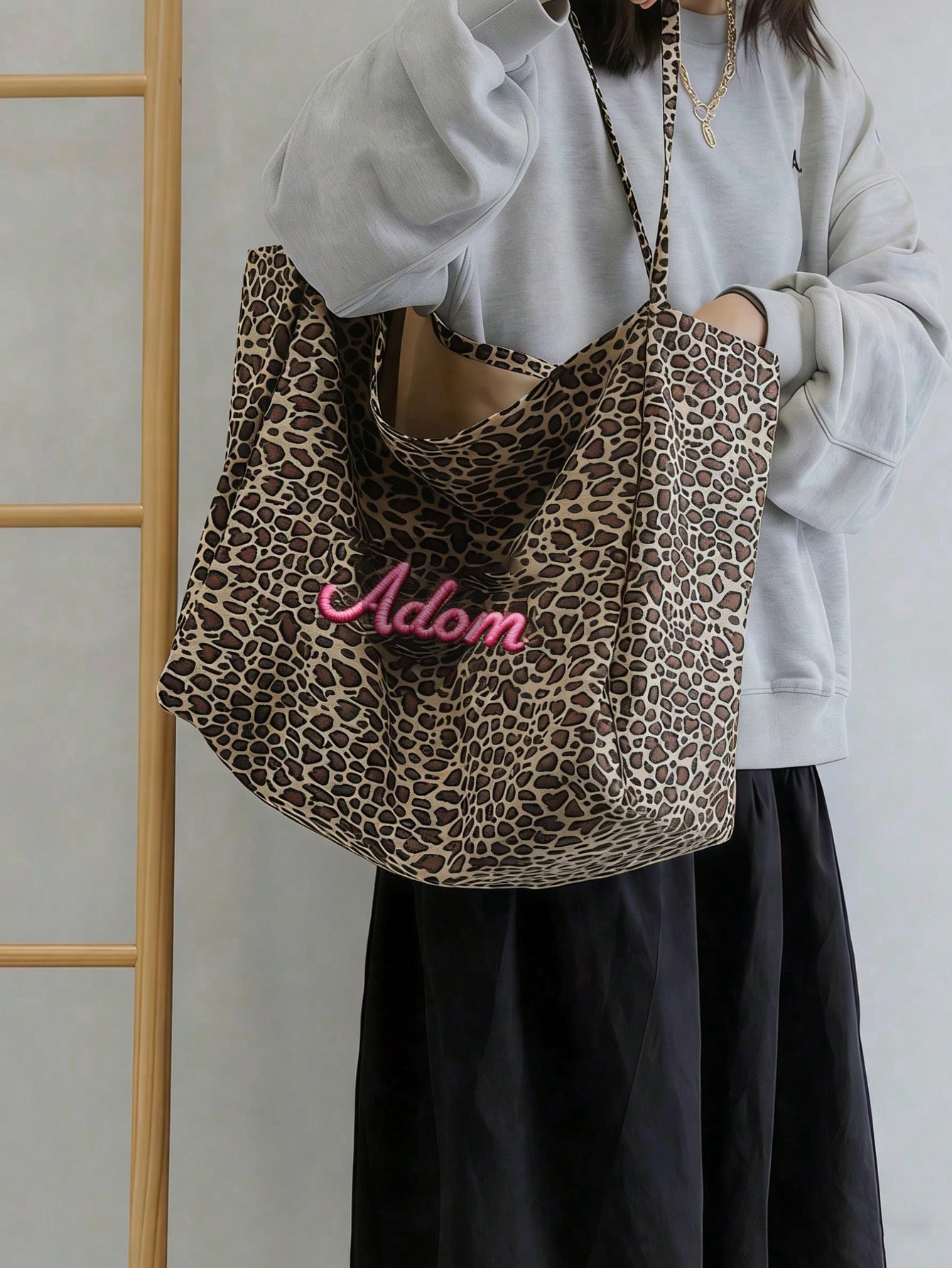 Bolso de mano con estampado de - Embroidery Name reseña y precio